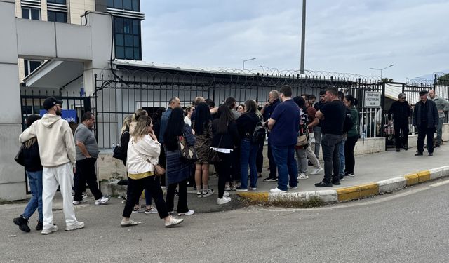 Antalya'da park halindeki kamyonete çarpan otomobilin sürücüsü öldü