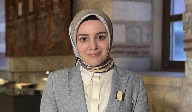 "Suya Saklanan Renkler: Yazma Eserlerde Ebru" sergisi İstanbul'da sanatseverlerle buluştu