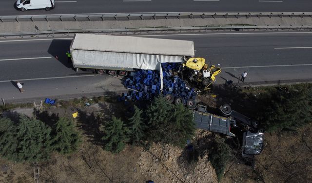 Bilecik'te 2 tırın karıştığı trafik kazasında sürücüler yaralandı