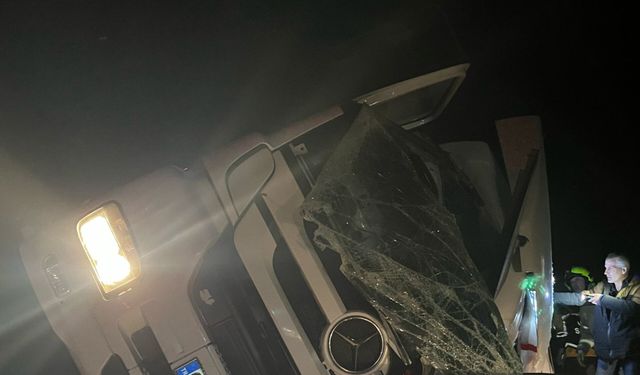 Balıkesir'de devrilen tırın sürücüsü öldü