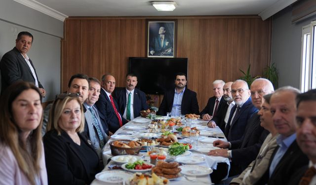 AK Parti Genel Sekreteri İnan, İzmir'de minibüsçülerle bir araya geldi