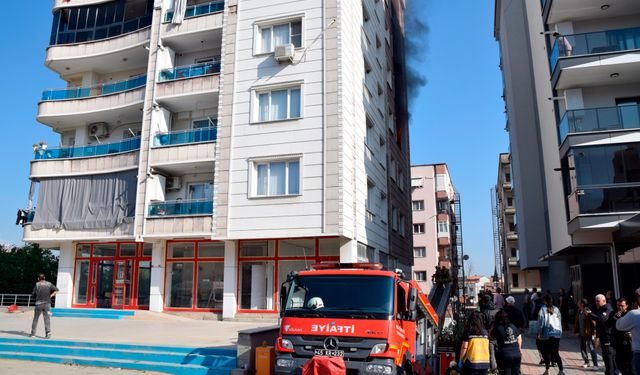 Manisa'da yangın çıkan apartmanda mahsur kalan 6 kişiyi itfaiye kurtardı