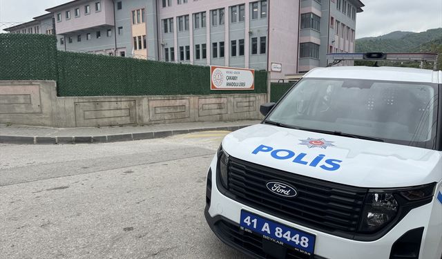 Kocaeli'de okulun penceresinden düşen öğrenci ağır yaralandı