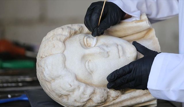 Tarihi eserler uzman ekiplerin "cerrah" titizliğindeki çalışmalarıyla sergilenmeye hazırlanıyor