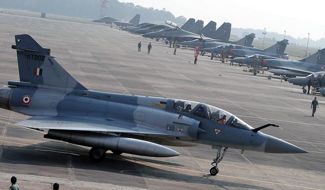 Hindistan savaş uçaklarının Cammu Keşmir'de devriye uçuşuna Pakistan'dan yanıt
