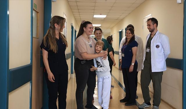 Savaş mağduru Ukraynalı çocuğa Akdeniz Üniversitesi Hastanesi'nde dokularından kulak yapılacak