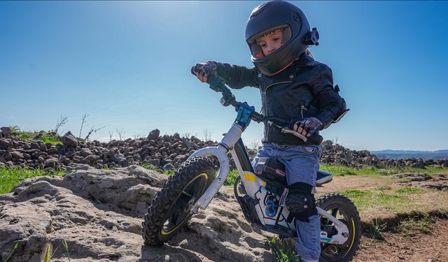 Minik Alparslan tedavisine destek için kullandığı motosikletiyle yolların tozunu atıyor
