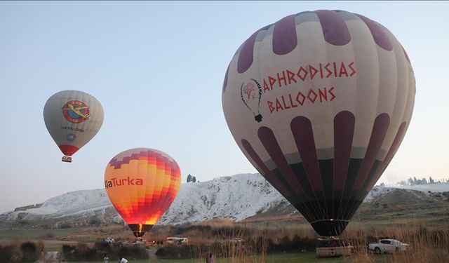 Pamukkale'de turizm sıcak hava balonlarıyla "havalanıyor"