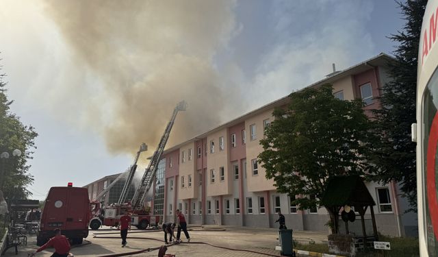 Kocaeli'de lisenin çatısında çıkan yangın söndürüldü