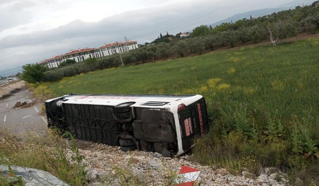 Manisa'da yolcu otobüsünün devrildiği kazada 16 kişi yaralandı