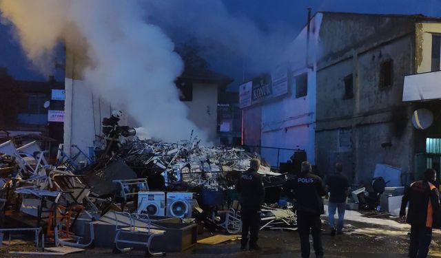 Kayseri'de hurdalığa düşen yıldırım yangına neden oldu