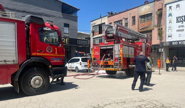 Bursa'da mobilya imalathanesinde çıkan yangın söndürüldü