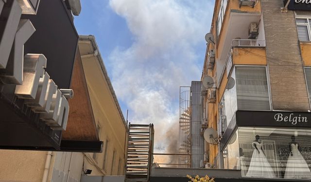 Bakırköy'de iş yerinde çıkan yangın hasara neden oldu