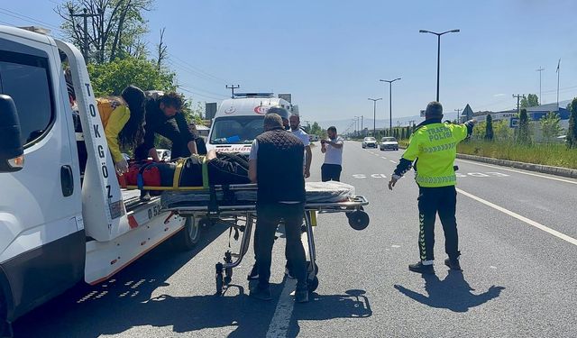 Düzce'de motosikletiyle çekiciye çarpan kurye yaralandı