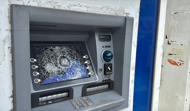 Bayrampaşa'da bankalara ait ATM'lere zarar verildi