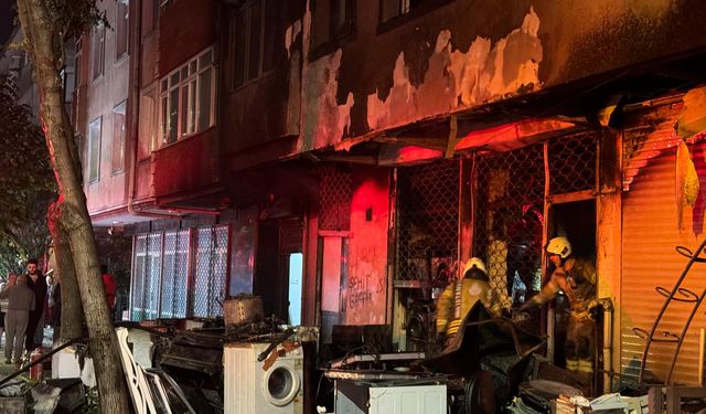 Küçükçekmece'de beyaz eşya mağazasında çıkan yangın söndürüldü