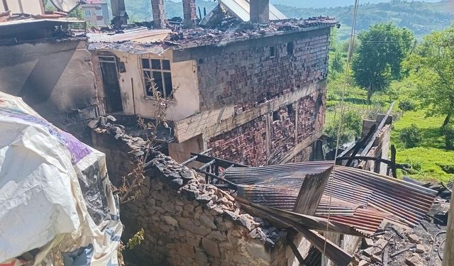 Trabzon'da çıkan yangında 2 ev kullanılamaz hale geldi