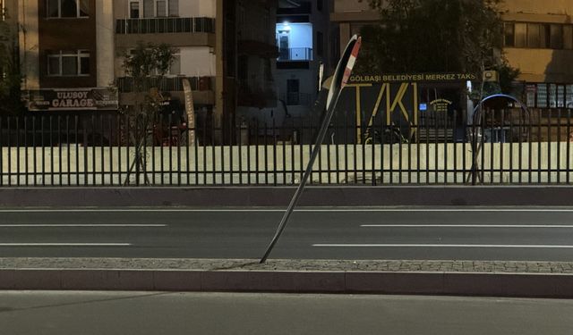 Ankara'da trafik levhasına çarpan motosikletteki 2 kişi hayatını kaybetti