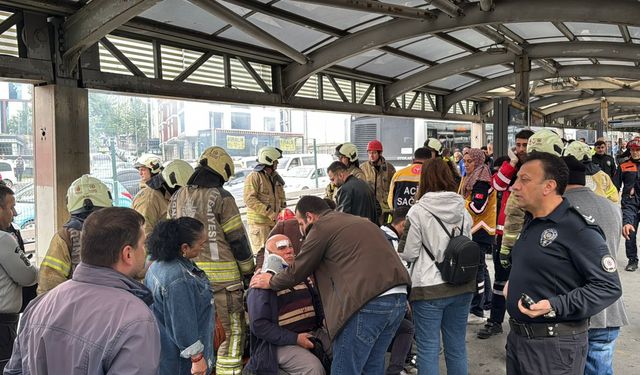 Beylikdüzü'nde durakta bekleyen metrobüse başka bir metrobüs çarptı