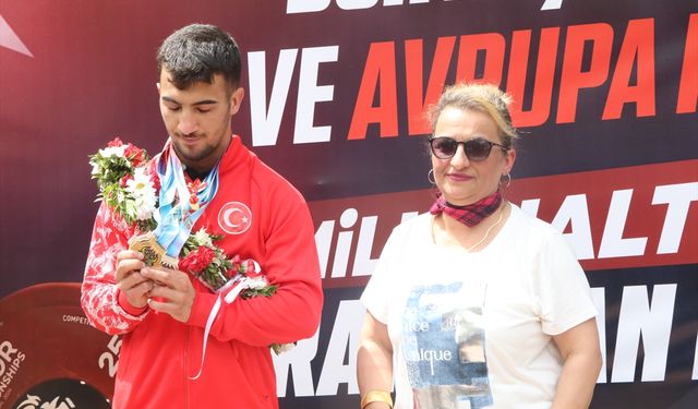 Dünya şampiyonu halterci Ramazan Efe Yılmaz, memleketi Çankırı'da törenle karşılandı