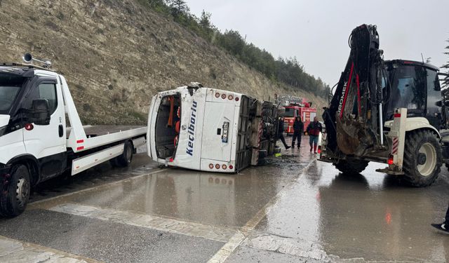 Isparta'da devrilen midibüsteki 15 kişi yaralandı