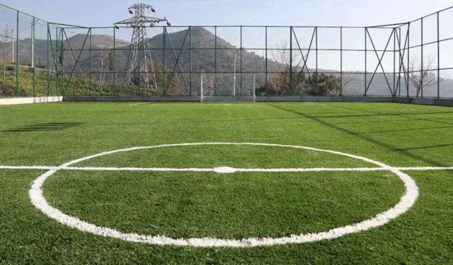 İzmir'de özel sporcular için halı saha açıldı