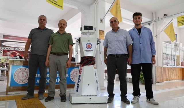 Kırşehirli öğrencilerden mihmandar robot: ’AhiBot’ okula gelenleri karşılıyor