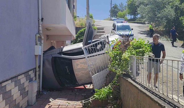 Rampa aşağı kayıp ağaca çarpan otomobil apartman girişinde devrildi: 5 yaralı
