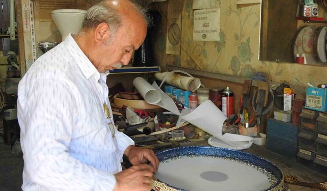 El emeğiyle yaptığı müzik aletlerini 50 yıldır müzik tutkunlarına ulaştırıyor