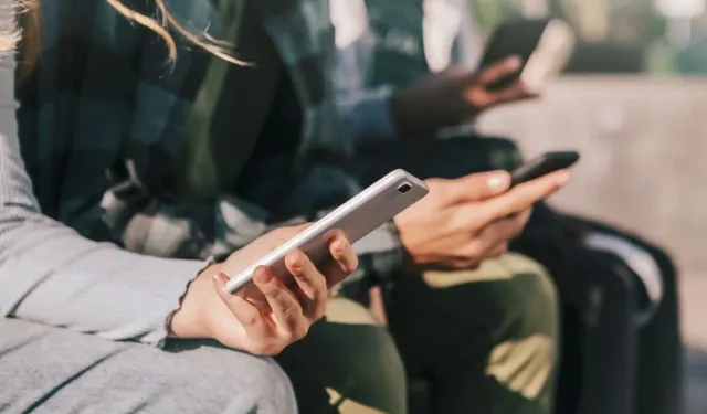100 Bin Liralık Telefonu İnceleme Bahanesiyle Çalmaya Kalktı, Polis Önünü Kesti