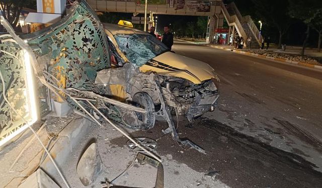 Elazığ'da yanan taksinin sürücüsü yaralandı