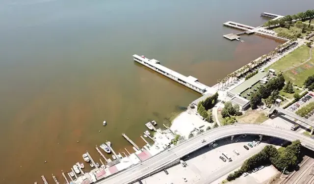 İzmit Körfezi'nde Denizin Rengi Kahverengiye Döndü