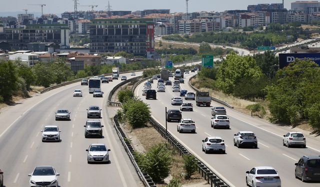 Bayram Tatili Yoğunluğu: İstanbul-İzmir Otoyolu'nun Bursa Kesiminde Trafik Akıcı Yoğunlukta