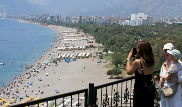 Kurban Bayramı Arifesinde Antalya Sahilleri Dolup Taştı