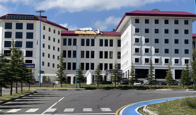 Ardahan'da kuvvetli rüzgar nedeniyle bazı binaların çatısı zarar gördü