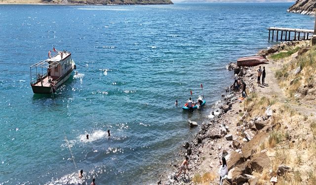 Bitlis'te Kabotaj Bayramı yüzme etkinliğiyle kutlandı