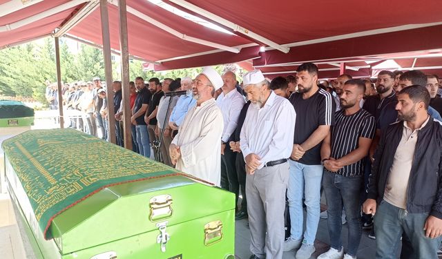 Ankara'da fabrikada sızan gazdan etkilenerek ölen 2 işçinin cenazesi defnedildi