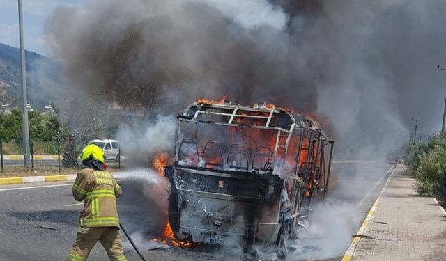 Balıkesir'de yolcu minibüsü yandı