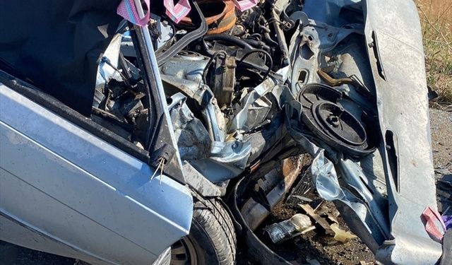 Çanakkale'de iki aracın çarpıştığı kazada 2 kişi öldü, 1 kişi yaralandı