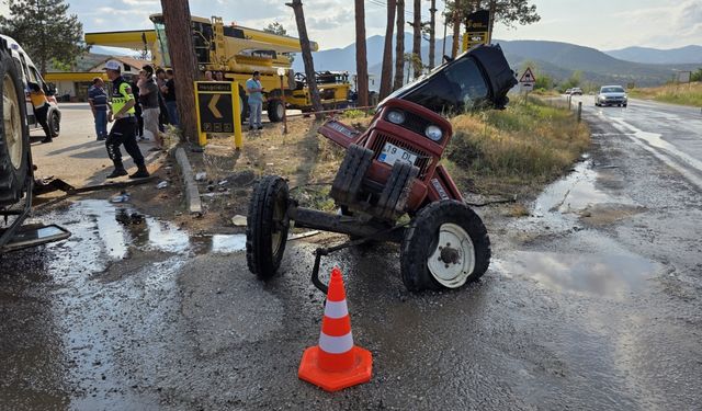 Çorum'da hafif ticari aracın traktörle çarpıştığı kazada 5 kişi yaralandı