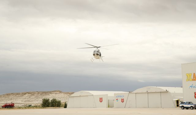 Eskişehir'de kırsal mahalle sakinleri uçak ve helikopterle uçuş tecrübesi yaşadı
