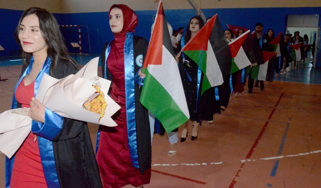 Kars'ta üniversite öğrencileri mezuniyet törenine Türk ve Filistin bayraklarıyla geldi
