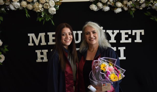 Samsun'da üniversiteyi birlikte okuyan anne kız diplomalarını aldı