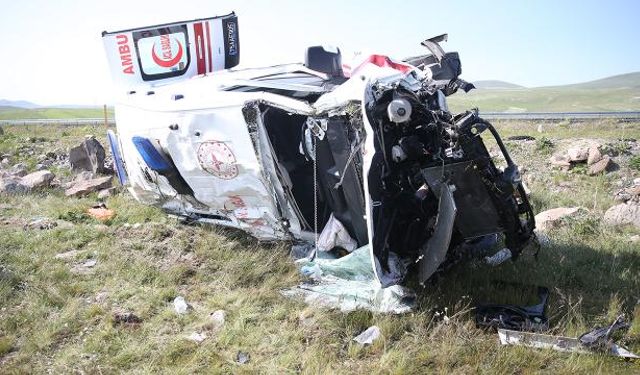 Kars'ta ambulans şarampole devrildi, 4 sağlıkçı yaralandı