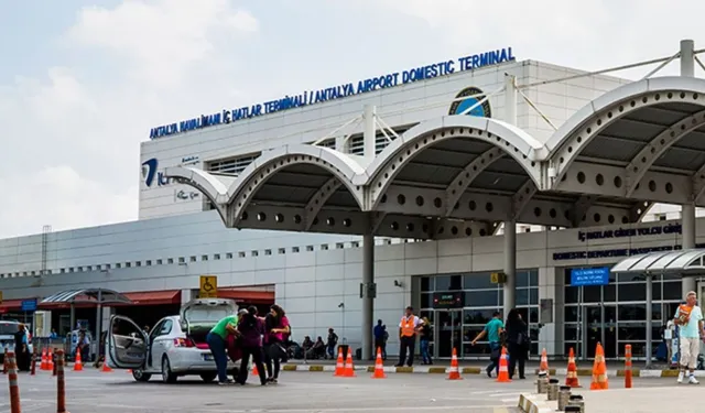 Antalya Havalimanı'nda asma tavanın çökmesi sonucu 1 kişi yaralandı