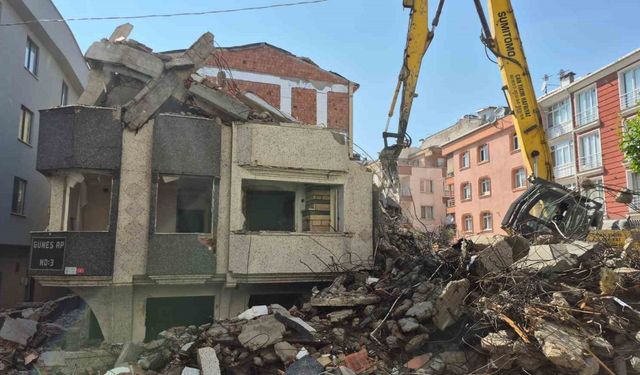 İstanbul Avcılar’da Yıkım Faciası: Beton Parçaları Yan Apartmanın Girişine Düştü