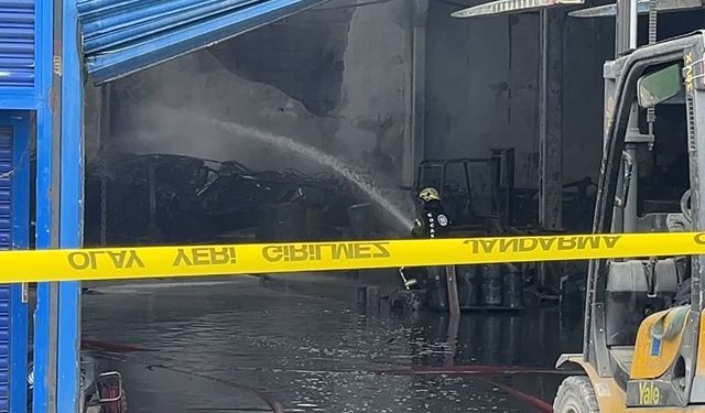 Kocaeli'de boya ve metal kaplama fabrikasında çıkan yangın kontrol altına alındı