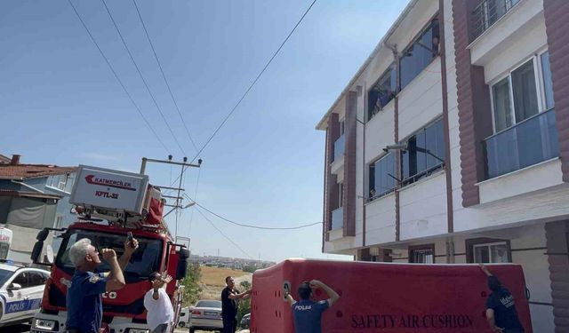 4 aylık bebeği rehin aldı, ‘yaklaşmayın’ diyerek balkondan bal kabağını fırlattı