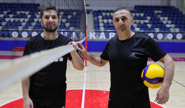 Hakkari'de baba oğul voleybol takımının başarısı için mücadele ediyor