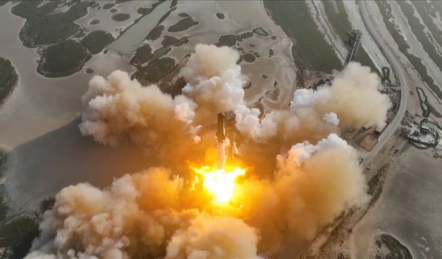 SpaceX şirketinin Starship roketi, deneme uçuşu öncesinde patladı